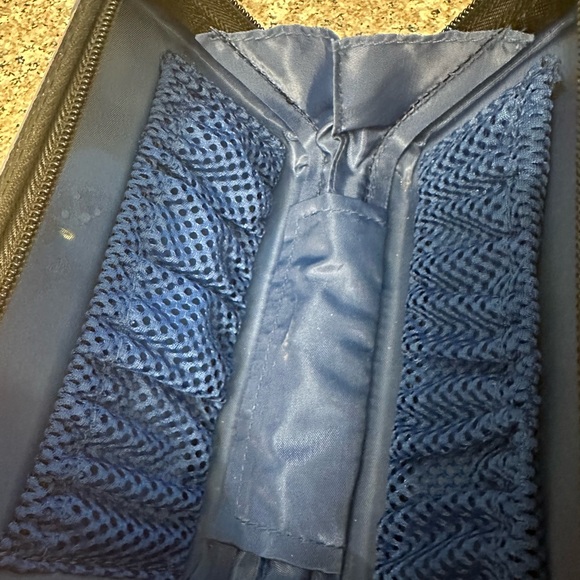 Rimowa blue cosmetic case like new - Picture 7 of 8